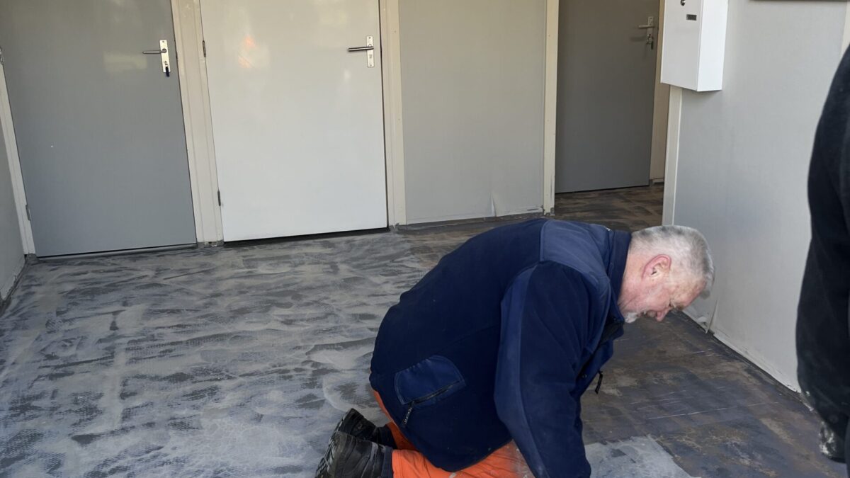 Ype heeft de vloer geschuurd en Rob is de hecht primer aan het aanbrengen.